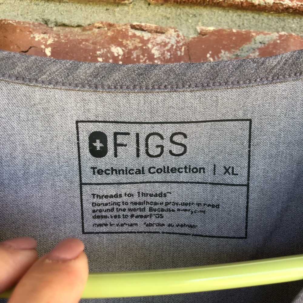 FIGS gray scrub set top size XL and bottom size L - Picture 3 of 3